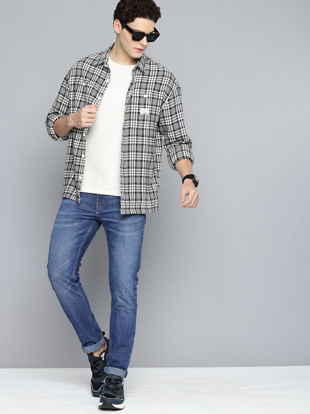 Levis Men 512 Slim Tapered Fit Light Fade Stretchable Jeans - Image 2